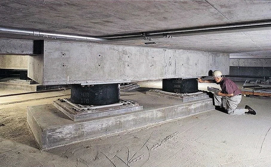 Diseño de aislación sísmica de base en Alto Hospicio