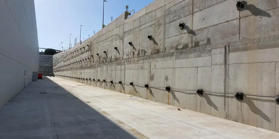 Diseño de Anclajes Activos y Pasivos en Alto Hospicio: Soluciones para Suelos Salinos y Sísmicos