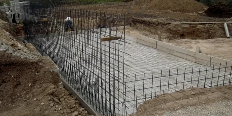 Diseño de Cimentaciones Superficiales en Alto Hospicio: Estabilidad en Suelos Salinos y Sísmicos