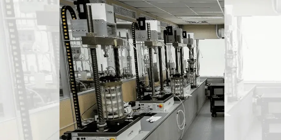 Ensayo Triaxial en Alto Hospicio: parámetros de resistencia al corte para diseño geotécnico sísmico