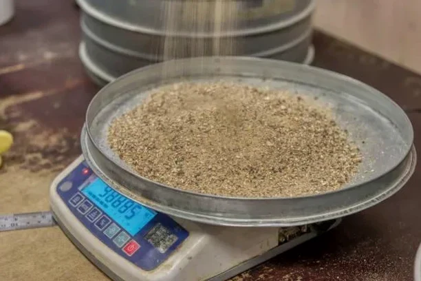 Análisis Granulométrico en Alto Hospicio: Tamices e Hidrómetro para Suelos Salinos